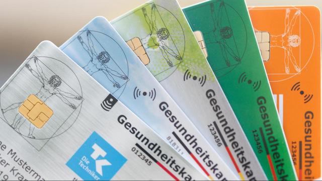 Krankenkassen sollen doch über Beitragsanhebung informieren müssenGesundheitsminister Linnemann will das Aus der Informationspflicht für gesetzliche Krankenkassen über Beitragserhöhungen wieder rückgängig machen. Vor allem Verbraucherschützer hatten die Abschaffung der Pflicht scharf kritisiert.➡️  #Beiträge