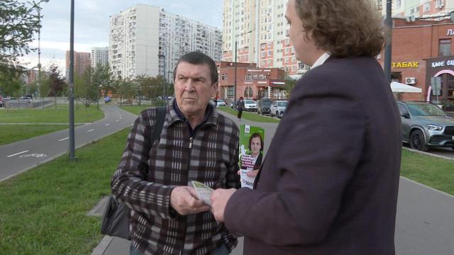 Duma-Wahl: Warum Snegowskij keine Chance gegen Tolstoj hatSeine Jabloko-Partei ist von der Duma-Wahl ausgeschlossen. Aber als Direktkandidat darf Artjom Snegowskij in Moskau antreten. Hat er eine Chance? Sein Gegenkandidat ist der Vizepräsident der Duma, Pjotr Tolstoj. Norbert Hahn über ein ungleiches Duell.➡️  #DumaWahl #Jabloko