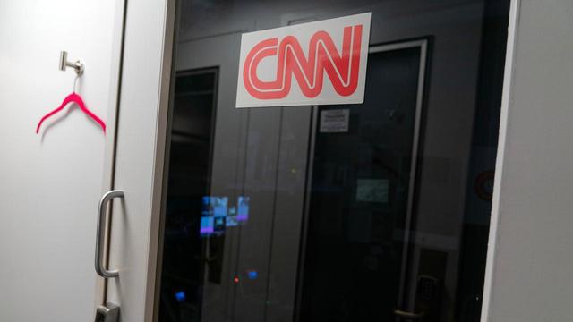 US-Medien kritisierten Trumps Hausverbot als rechtswidrigen Angriff auf die PressefreiheitDer Hausausweis abgenommen, der Zutritt zum Weißen Haus verwehrt: Die Entscheidung des US-Präsidenten, Journalisten von CNN, MS NOW und Politico den Zutritt zu verwehren, stößt auf breite Kritik. Viele sehen die Pressefreiheit in Gefahr.➡️ #Trump #Pressefreiheit #WeißesHaus