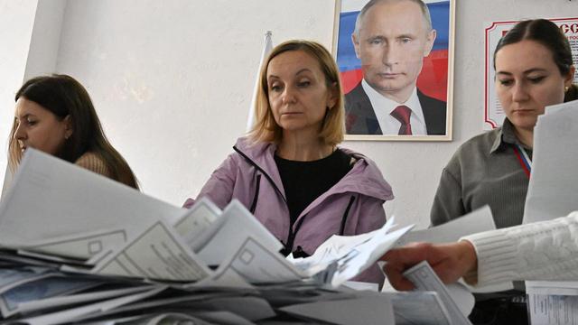 Russland: Kremlpartei liegt bei Duma-Wahl vorne - wie erwartetRussland hat erstmals seit Beginn des Kriegs gegen die Ukraine ein neues Parlament gewählt. Laut Hochrechnungen gewann erwartungsgemäß die Kremlpartei Geeintes Russland. Unregelmäßigkeiten überschatteten die Wahl.➡️ #Putin #Kreml