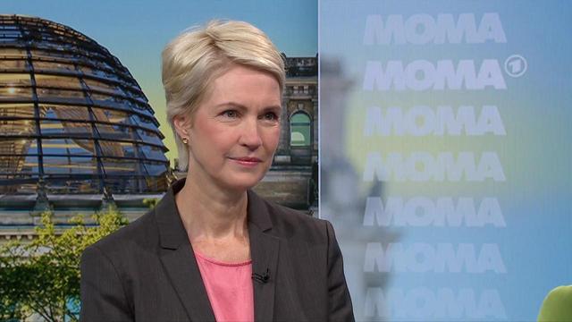 SPD-Landeschefin Schwesig übt harsche Kritik am Kurs von Kanzler MerzMecklenburg-Vorpommerns Ministerpräsidentin Schwesig wird deutlicher in ihrer Merz-Kritik: ein einfaches "Weiter so" reiche einfach nicht. Der Kanzler müsse die Ministerpräsidentinnen und -präsidenten einbeziehen.➡️  #Merz #Rente #Tankrabatt