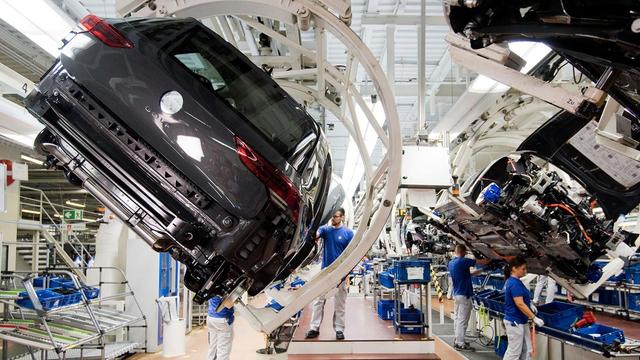 VW, Audi müssen fast eine Million Autos in Deutschland zurückrufenVolkswagen und Audi müssen allein in Deutschland fast eine Million Autos in die Werkstätten zurückrufen. Grund dafür sind mögliche Probleme mit der Lenkung bei mehreren Modellen.➡️  #Rückruf #Audi #Kraftfahrtbundesamt #KBA