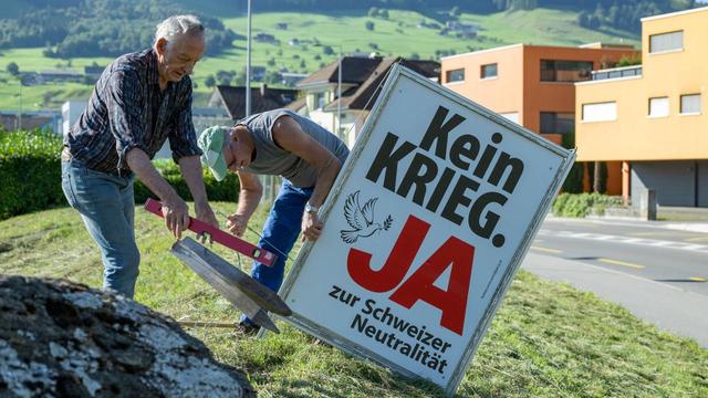 Schweiz: Volksabstimmung über striktere NeutralitätDie Schweiz ist berühmt für Schokolade, Uhren und politische Neutralität. Über letzteres wird gestritten. Der Grund: Die Sanktionen gegen Russland - aus Sicht der Initiative, über die heute abgestimmt wird, ein "Sündenfall". Von S. Biegger und S. Dodt.➡️ 