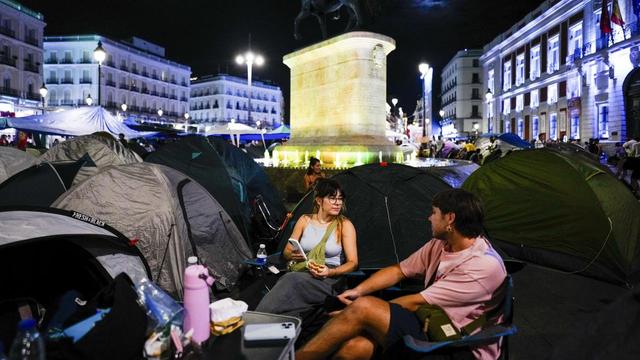Zeltproteste gegen Wohnungsnot und hohe Mieten in MadridDer Fall einer 87‑Jährigen, die nach Jahrzehnten ihre Wohnung verlassen muss, bewegt Spanien. 25.000 Menschen demonstrierten in Madrid an diesem Wochenende gegen die Wohnungskrise. Ein Protestcamp erinnert an die Bewegung der Empörten vor 15 Jahren. Von H.-G. Kellner.➡️ #Mieten #Wohnungsnot #Proteste