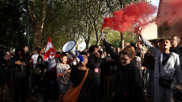 Frankreichs Regierung schnürt Sparpaket, die Bevölkerung protestiertMit einem harten Sparkurs will Frankreichs Regierung das Haushaltsdefizit wieder in den Griff bekommen. Die Bevölkerung protestiert - besonders Schüler demonstrieren mit zunehmender Gewalt gegen Missstände an Schulen.➡️  #Sparpaket #Proteste