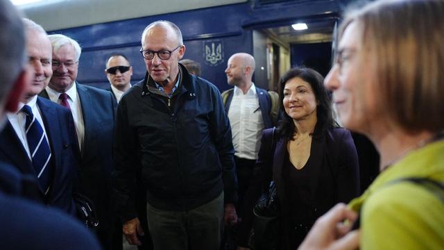 Krieg gegen die Ukraine: Kanzler Merz besucht KiewBundeskanzler Merz ist zu einem Solidaritätsbesuch in Kiew eingetroffen. Bei dem Besuch soll es auch um weitere militärische Unterstützung gehen. Zuvor hatte Russland vor Reisen in die Ukraine gewarnt.➡️ #Merz #Ukraine