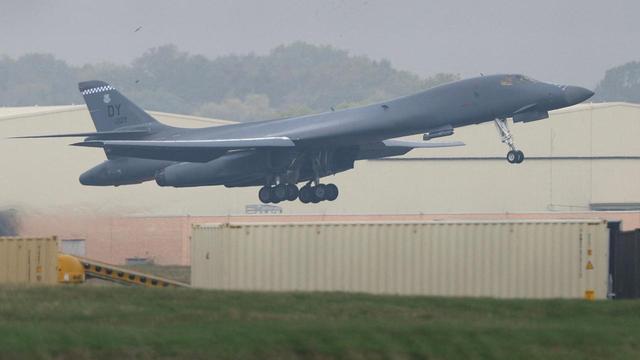 Ermittlungen wegen Terrorverdacht: USA ziehen Bomber von britischem Stützpunkt abWashington hat seine Langstreckenbomber vom britischen Militärstützpunkt Fairford zurückbeordert - aus Sicherheitsgründen, wie das Pentagon erklärte. Vor einer Woche waren dort Männer wegen möglicher Anschlagspläne festgenommen worden.➡️ #Großbritannien #Abzug #Militär