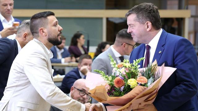 Sachsen-Anhalt: AfD-Erfolg bringt CDU und Schulze in BedrängnisErstmals stellt die AfD einen Landtagspräsidenten. Die Wahl von Tobias Rausch in Sachsen-Anhalt bringt vor allem einen Politiker der CDU in Bedrängnis: Noch-Ministerpräsident Sven Schulze. Steht seine Fraktion noch hinter ihm? Von L. Frohmüller.➡️  #SachsenAnhalt #Landtag