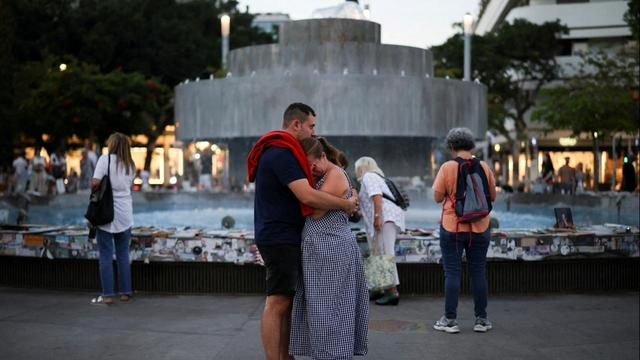 Dritter Jahrestag des 7. Oktober: Ein emotionaler Gedenktag in Israel geht zu EndeDie Trauer über die mehr als 1200 Todesopfer vom 7. Oktober vor drei Jahren ist in Tel Aviv groß. 50.000 Menschen versammelten sich, um zu erinnern. Doch es kam auch zu Protesten. Von F. von Boeselager.➡️ #Israel #Hamas