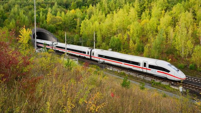 Gericht: Fernverkehrsbeschluss der Netzagentur ist rechtswidrigDie Bundesnetzagentur wollte die Deutsche Bahn verpflichten, ihrer Konkurrenz auf besonders lukrativen Strecken mehr Platz einzuräumen. Doch eine entsprechende Wettbewerbsklausel wurde nun für rechtswidrig erklärt.➡️ #Fernverkehr #Bundesnetzagentur