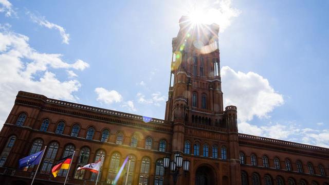 Berliner Sondierungen sorgen für Ärger in der KoalitionRot-Grün-Rot in Berlin wird konkreter - das hat auch Auswirkungen auf die Bundespolitik. Kulturstaatsminister Weimer warnt vor einer Zusammenarbeit mit der Linken. Die SPD sieht Handlungsbedarf an anderer Stelle.➡️  #SPD