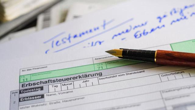 Erbschaftsteuer beim Bundesverfassungsgericht auf dem PrüfstandAm Bundesverfassungsgericht geht es diese Woche gleich zwei Mal um die Erbschaftsteuer: Karlsruhe verhandelt unter anderem darüber, ob Unternehmenserben zu wenig Steuern zahlen. Von A. Stein und A. Lagmöller.➡️  #Bundesverfassungsgericht