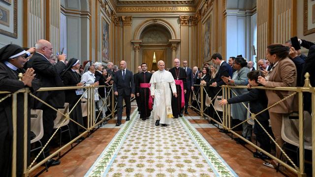 Papst geht Dienstag für Lungenoperation ins KrankenhausNach dem Fund eines Knotens in der Lunge will sich Papst Leo operieren lassen. Morgen begibt er sich ins Krankenhaus. Spätestens am Mittwoch soll der Eingriff durchgeführt werden. Von Ivo Marusczyk.➡️