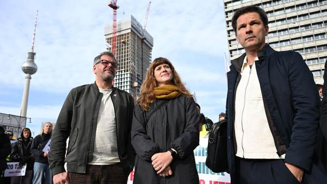 Sondierungen in Berlin: Linke, Grüne und SPD erzielen offenbar EinigungVier Wochen nach der Wahl zum Berliner Abgeordnetenhaus haben Linke, Grüne und SPD bei den Sondierungen offenbar eine Einigung erzielt. Am Nachmittag soll es ein gemeinsames Pressestatement geben.➡️ #Linke #Grüne #SPD