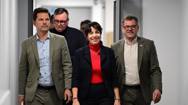 Berlin: Grüne und SPD stimmen für Koalitionsgespräche mit LinkeDie Grünen und die SPD wollen in Berlin mit der Linkspartei Koalitionsverhandlungen aufnehmen. Beide Parteien entschieden sich am Abend für die Gespräche - die Abstimmung bei der Linken steht noch aus.➡️ #SPD #Grüne #Linke