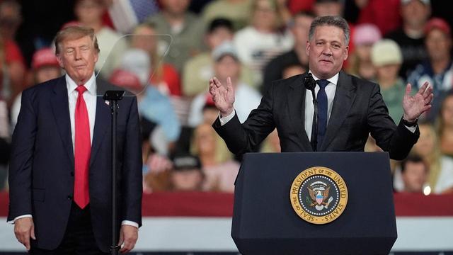 Audi-Chef bei Trump - Verstoß gegen Konzernregeln?US-Präsident Trump und Audi-Chef Döllner auf einer Bühne - das stößt auf scharfe Kritik. Der Vorstandsvorsitzende kündigte in den USA ein neues Werk an. Nun könnten die eigenen Konzernleitlinien für ihn zum Problem werden.➡️ #USA #Trump #VW