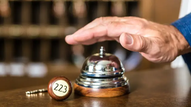 Ruhe, Erholung – und keine Kinder: Damit werben sogenannte "Adults only"-Hotels. Wer hier übernachten will, muss oft mindestens 16 Jahre alt sein. Daran gibt es auch Kritik.📝▶️  #ndrsh #hotel
