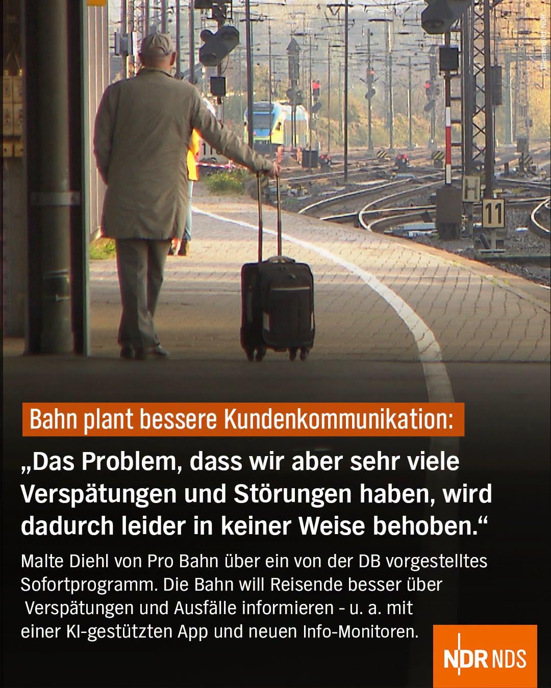 Das Bild zeigt einen Mann auf einem Bahnsteig mit Rollkoffer, im Hintergrund Gleise und Signale. Unten steht ein Text zur Bahn und zur besseren Kundenkommunikation.

Transkription des sichtbaren Textes:

Bahn plant bessere Kundenkommunikation:

"‚Das Problem, dass wir aber sehr viele Verspätungen und Störungen haben, wird dadurch leider in keiner Weise behoben.‘

Malte Diehl von Pro Bahn über ein von der DB vorgestelltes Sofortprogramm. Die Bahn will Reisende besser über Verspätungen und Ausfälle informieren - u. a. mit einer KI-gestützten App und neuen Info-Monitoren.“