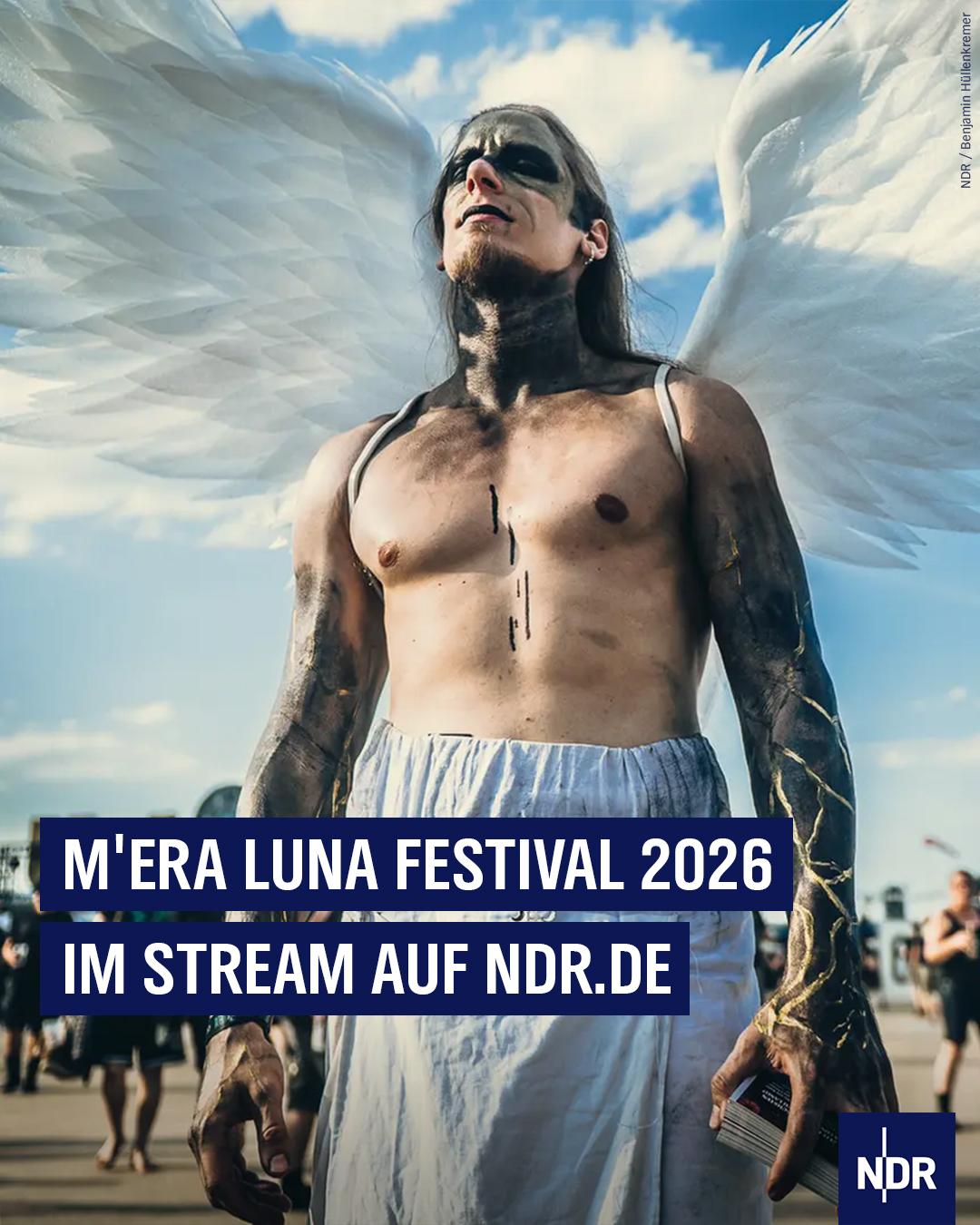 Bild: Ein Mann mit Engelsflügeln steht in einer Menschenmenge
Text: M'era Luna Festival 2026 im Stream auf NDR.de