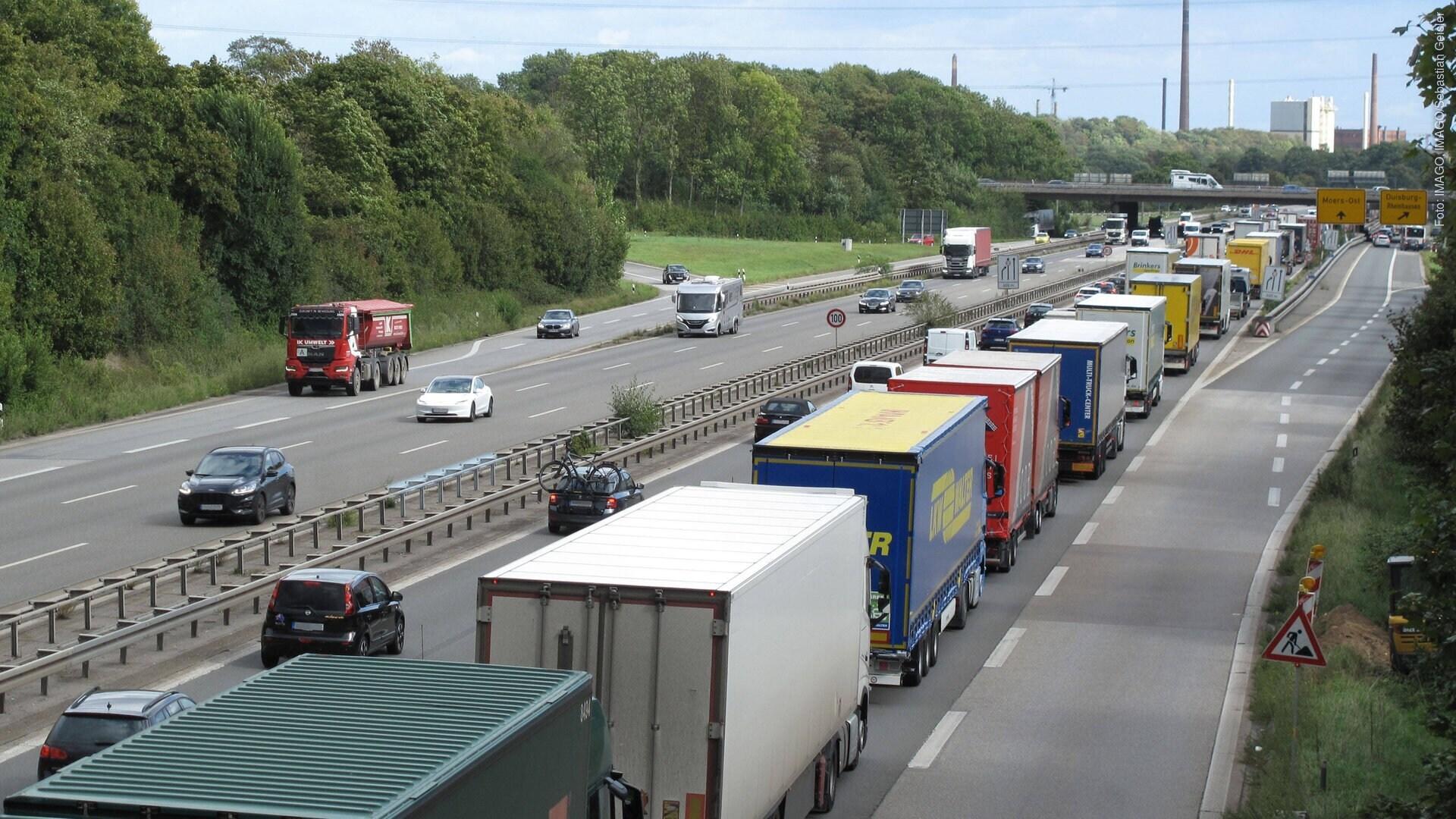 Lkw stehen dicht hintereinander auf einer Autobahn in NRW. Wegen des Niedrigwassers haben einige Bundesländer das Sonntagsfahrverbot gelockert. (Foto: IMAGO, IMAGO/Sebastian Geisler)