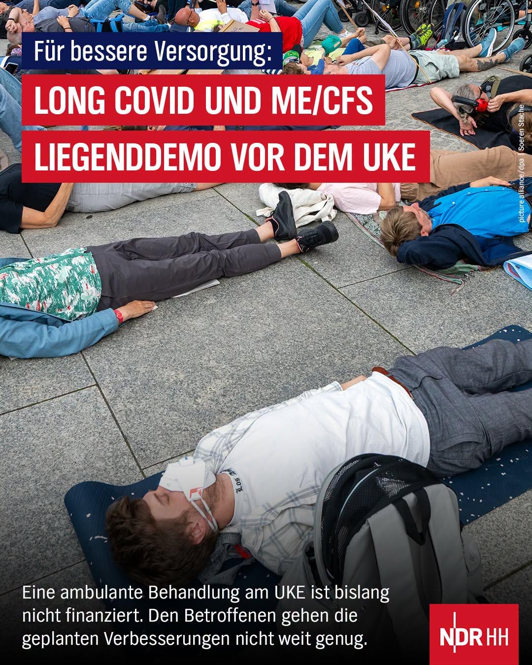 Text: Für bessere Versorgung: Long Covid und ME/CFS Liegenddemo vor dem UKE
Eine ambulante Behandlung am UKE ist bislang nicht finanziert. Den Betroffenen gehen die geplanten Verbesserungen nicht weit genug.

Bild: Menschen liegen nebeneinander auf dem Boden.
